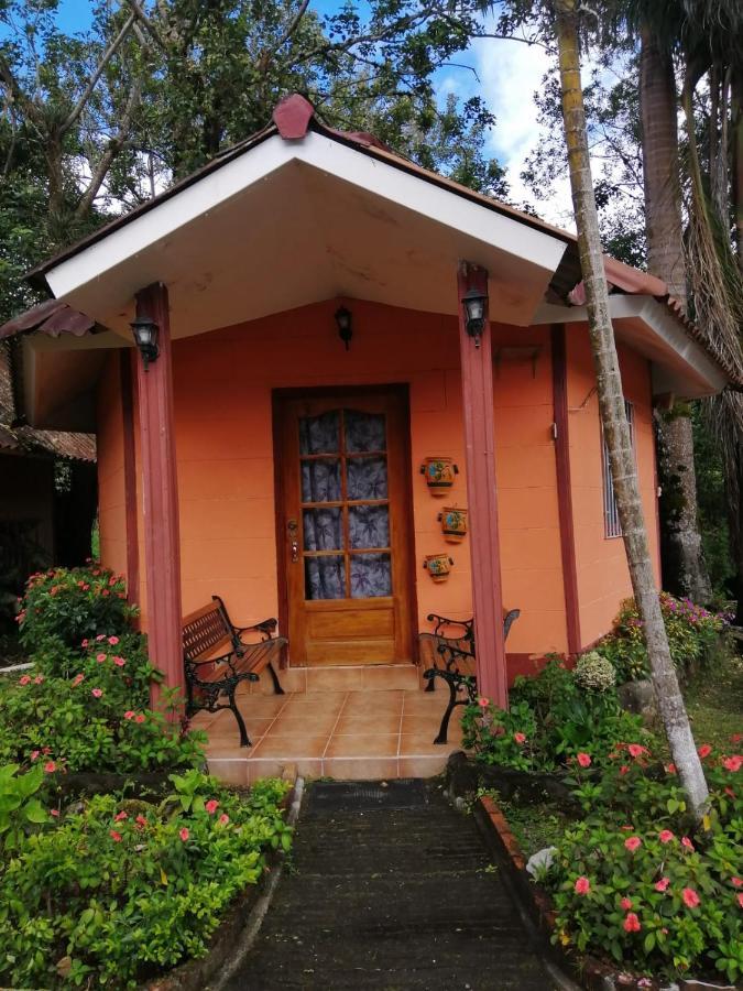 Cabanas Mountain River Lake Inn Nueva California エクステリア 写真