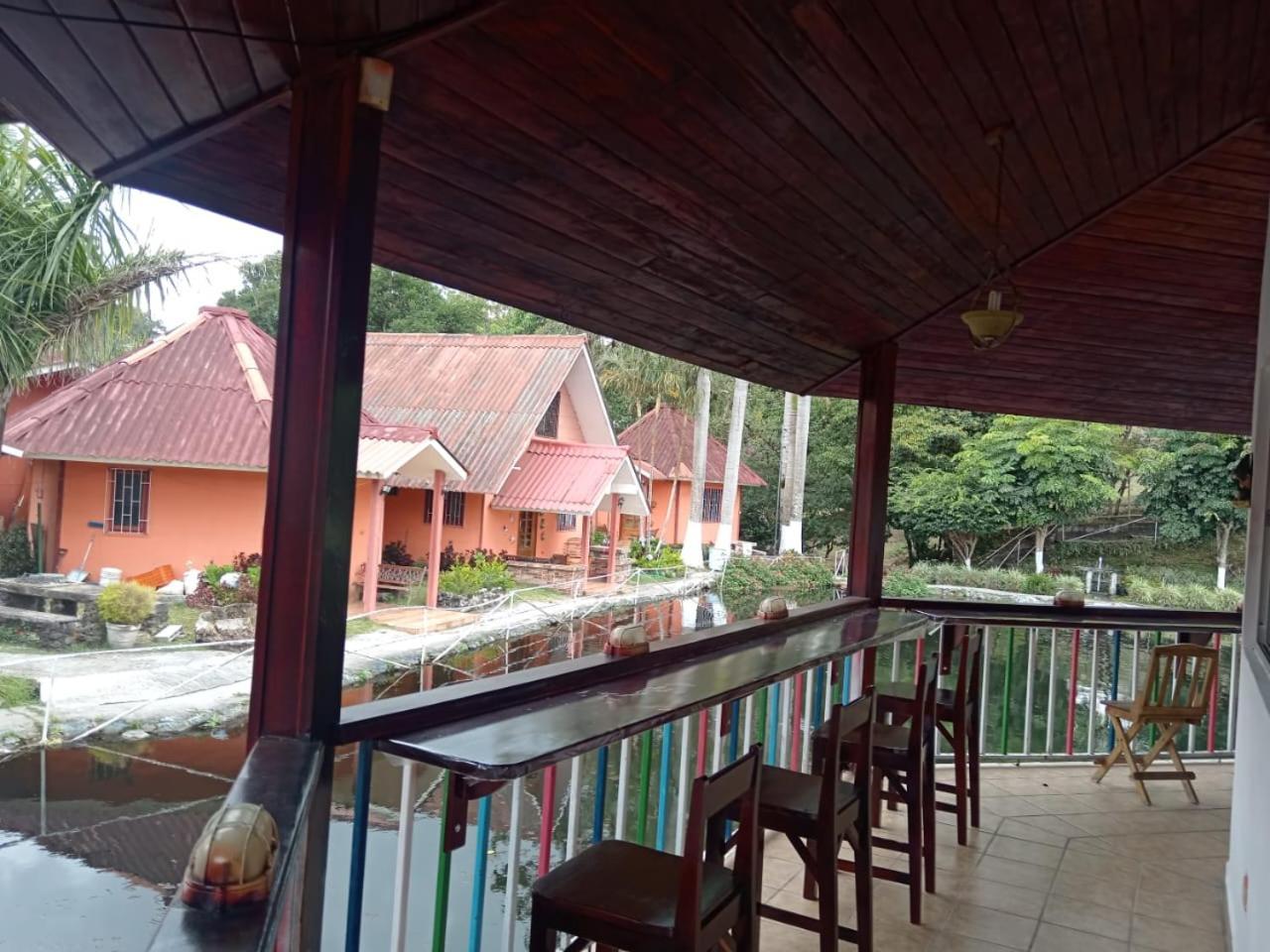 Cabanas Mountain River Lake Inn Nueva California エクステリア 写真